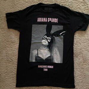 Ariana Grande Dangerous Woman Tour T-Shirt size medium